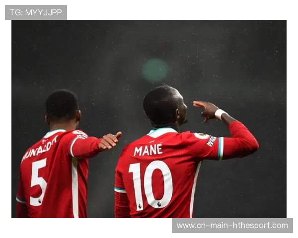 范戴克底线附近倒地滑铲，截获对方边翼卫传中球