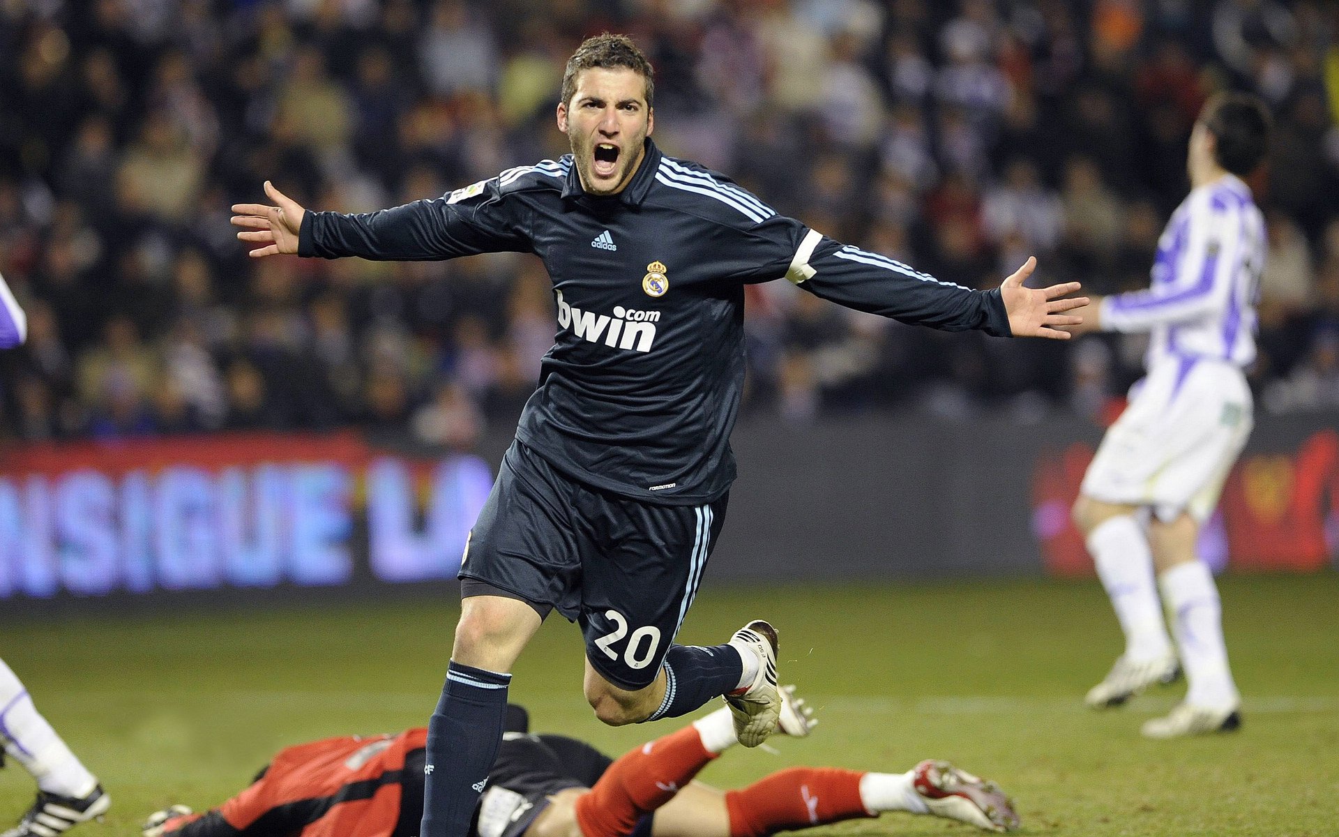 曼联新援适应期短，取得首球，曼联新援遭罚款