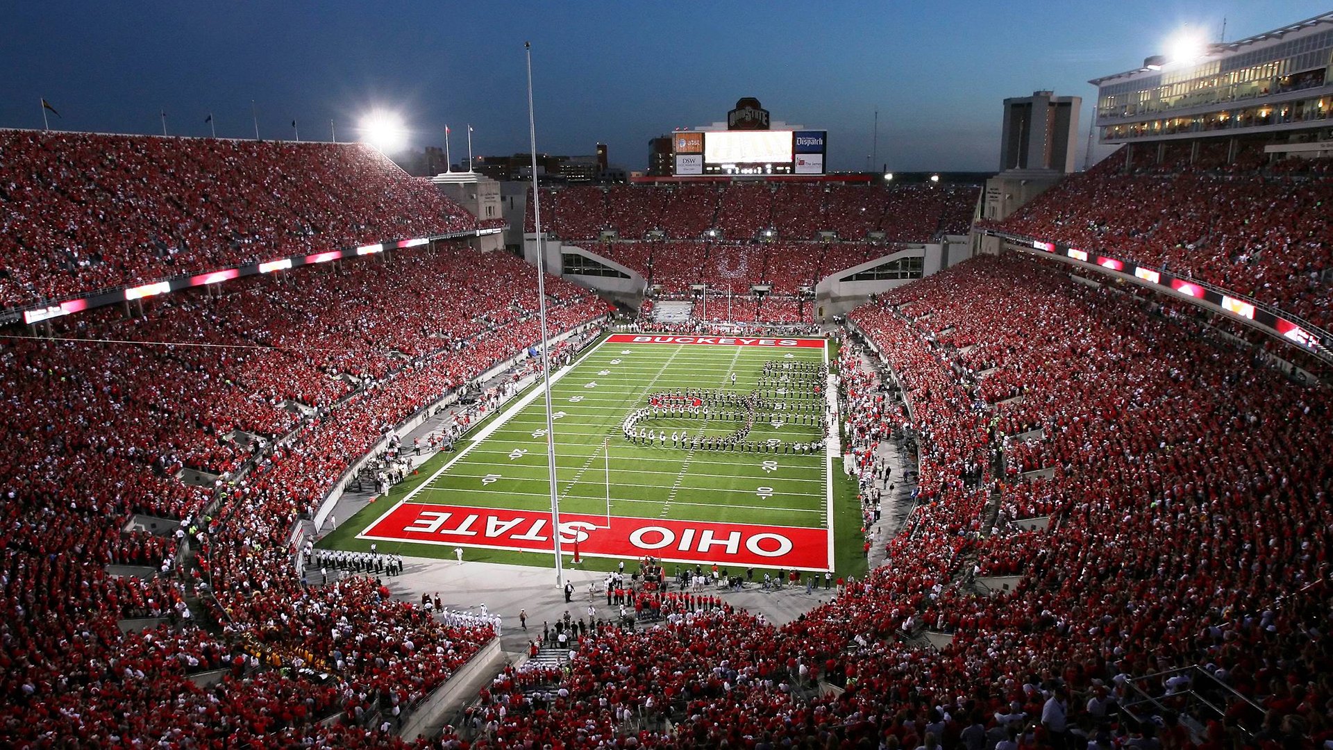 球迷为球队制作大型应援旗帜刷屏社交媒体，球员应援口号