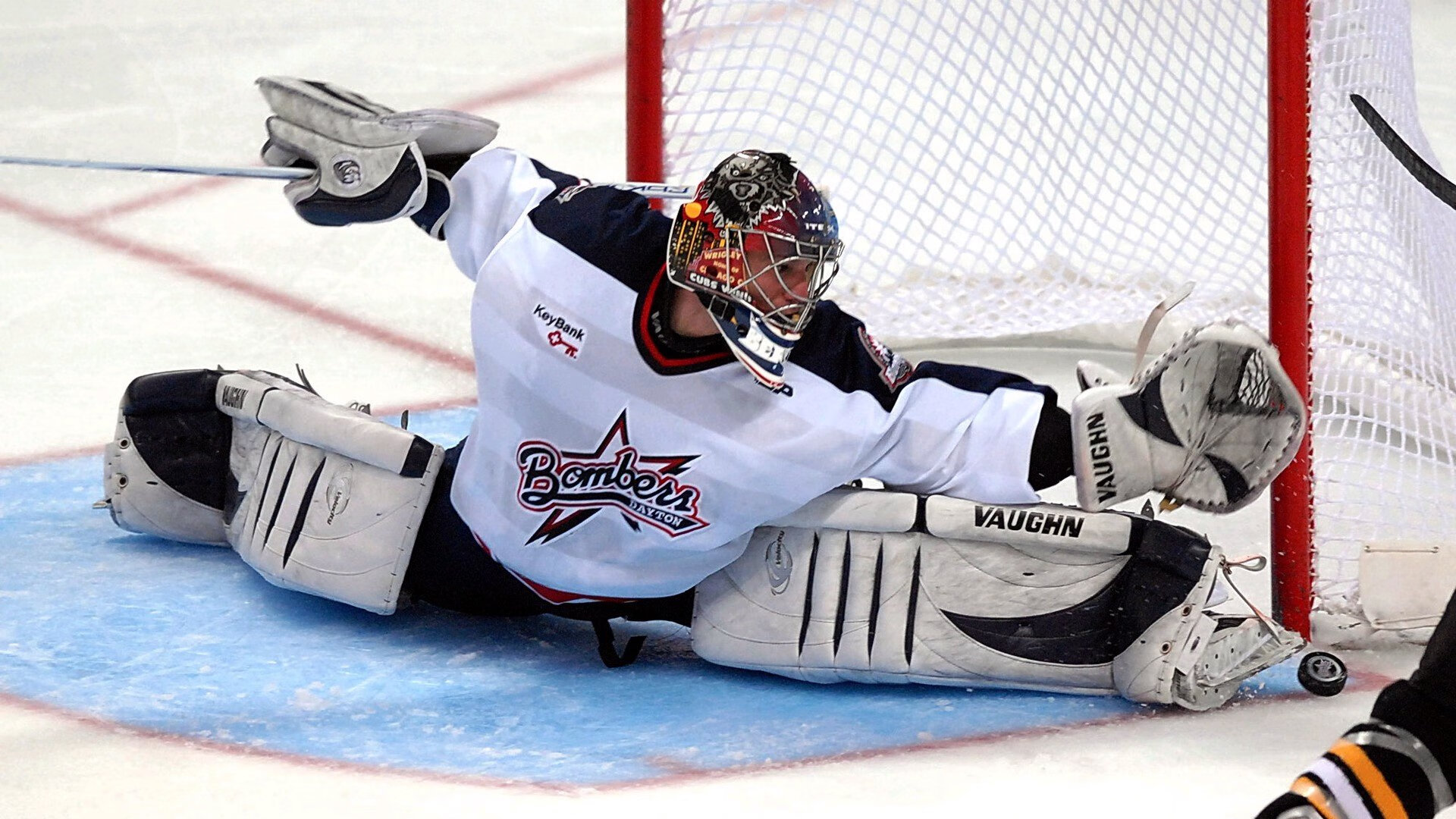 篮网中锋防守稳固，成功限制对手进攻，篮网 中锋